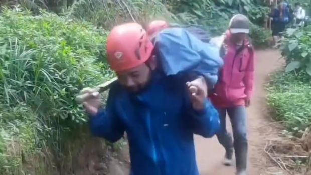 Tangkapan layar proses evakuasi korban gas portable meledak di Gunung Prau, Sabtu (11/5/2024).