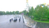 Aurus Senat yang ditumpangi Putin ini berbeda dengan yang ditungganginya saat pelantikan tahun 2018. Foto: Screenshot Russia Today