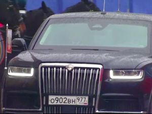 Vladimir Putin Naik Limosin Mewah Versi Terbaru