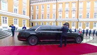 Aurus Senat versi anyar itu akan menjadi mobil kepresidenan yang siap menemani Putin wara-wiri. Foto: Screenshot Russia Today