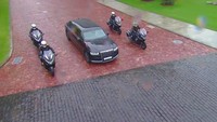 Pelantikan Putin digelar dalam seremoni mewah di Kremlin. Menariknya, Putin terlihat menunggangi limosin Aurus dengan tampang anyar. Foto: Screenshot Russia Today