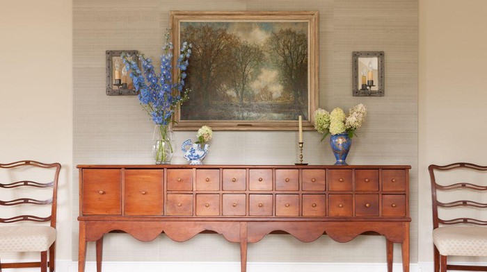 Tampilan interior modern/Carter Berg via Elle Décor Tampilan interior modern yang dipadukan dengan barang antik.