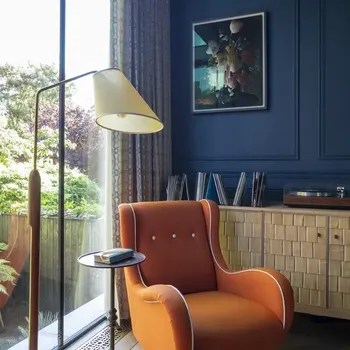 Tampilan interior modern yang dipadukan dengan barang antik.