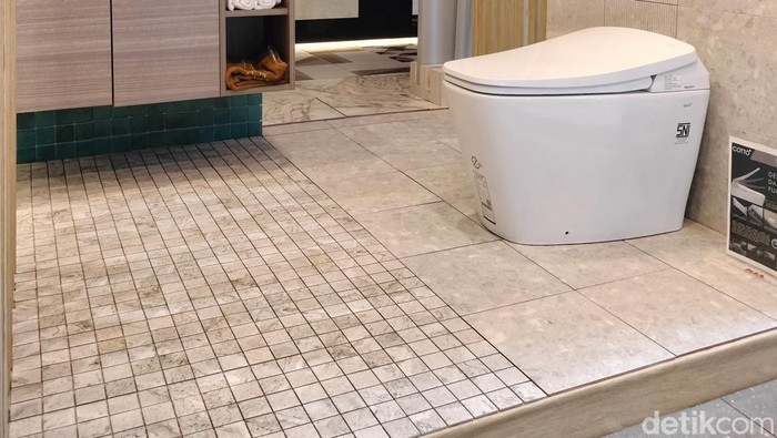 Tampilan kamar mandi dengan lantainya memakai keramik anti slip.