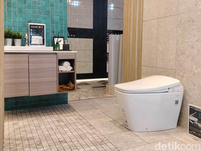 Tampilan kamar mandi dengan lantainya memakai keramik anti slip.
