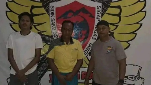 JB, (50) Terduga pelaku pencabulan (tengah) yang ditangkap Polisi. (Dok. Polsek Belo)