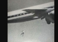 Di 1970, Keith Sapsford, remaja Australia berusia 14 tahun, memasuki Bandara Sydney dan sembunyidalam lubang roda pesawat menuju Jepang. Tak lama setelah lepas landas, dia jatuh dari ketinggian dan menemui ajal. Momen mengerikan ini tak sengaja dipotret John Gilpin, fotografer amatir, yang sedang menguji lensa kamera barunya dan mengambil foto ini tepat sebelum bencana terjadi.