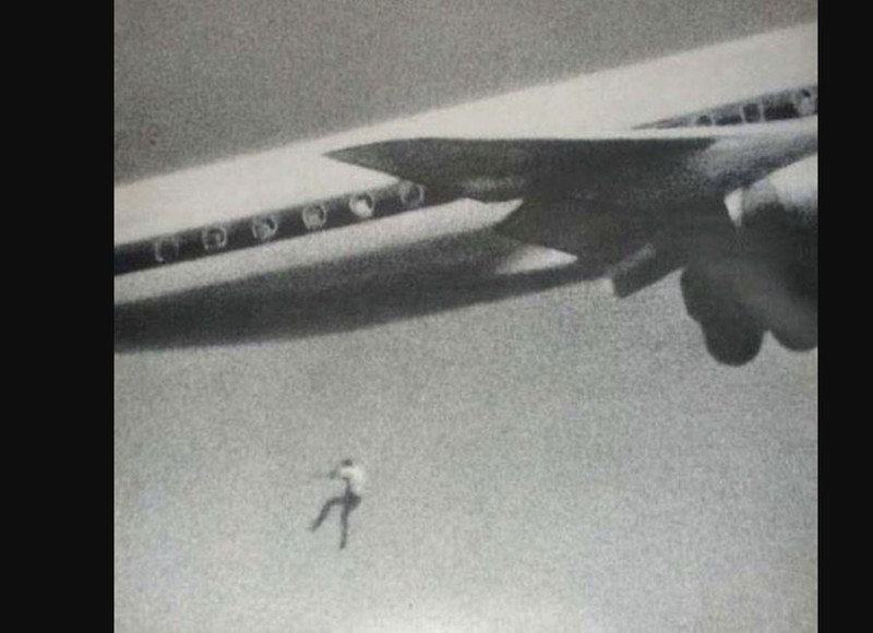 Di 1970, Keith Sapsford, remaja Australia berusia 14 tahun, memasuki Bandara Sydney dan sembunyidalam lubang roda pesawat menuju Jepang. Tak lama setelah lepas landas, dia jatuh dari ketinggian dan menemui ajal. Momen mengerikan ini tak sengaja dipotret John Gilpin, fotografer amatir, yang sedang menguji lensa kamera barunya dan mengambil foto ini tepat sebelum bencana terjadi.