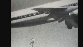 Di 1970, Keith Sapsford, remaja Australia berusia 14 tahun, memasuki Bandara Sydney dan sembunyi dalam lubang roda pesawat menuju Jepang. Tak lama setelah lepas landas, dia jatuh dari ketinggian dan menemui ajal. Momen mengerikan ini tak sengaja dipotret John Gilpin, fotografer amatir, yang sedang menguji lensa kamera barunya dan mengambil foto ini tepat sebelum bencana terjadi. Foto: History Defined.