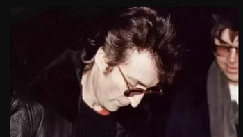 Foto terakhir John Lennon sebelum ditembak oleh orang yang juga ada di foto ini, David Chapman, pada tahun 1980 di New York. Foto: History Defined.