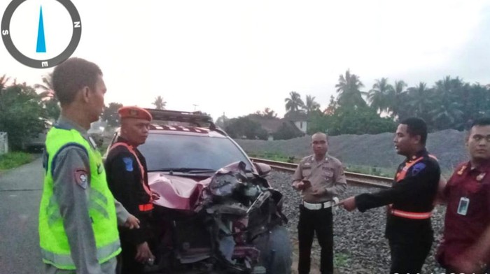 Tertabrak KA muatan BBM di. perlintasan tanpa palang pintu di Lahat, Toyota Rush ringsek.