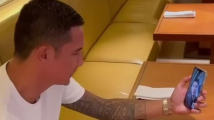 Tim Cahill video call dengan Marselino Ferdinan.