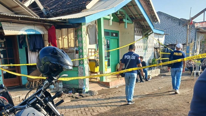 Tim jihandak menyisir lokasi ledakan bondet di Pasuruan.
