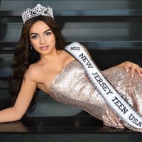 UmaSofia Srivastava mewakili New Jersey dalam kompetisi Miss Teen USA dan berhasil jadi juara. Dia merupakan orang Amerika generasi pertama keturunan Meksiko-India di ajang tersebut. Foto: Instagram/@umasofias