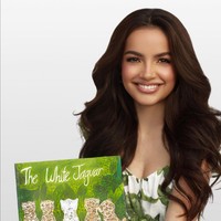 Dia juga menulis The White Jaguar untuk menginspirasi orang-orang dari segala usia, yang tersedia dalam bahasa Inggris, Spanyol, India, dan Prancis. Foto: Instagram/@umasofias