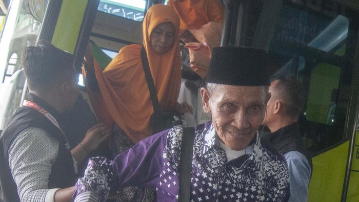 Calon haji berpelukan dengan anggota keluarganya saat pelepasan calon haji di Masjid Al-Adzom, Kota Tangerang, Banten, Sabtu (11/5/2024). Kementerian Agama Kota Tangerang menyebutkan keberangkatan 1.762 calon haji dibagi dalam lima kloter, dimulai dengan kloter pertama pada (11/5) yang akan berangkat menuju Asrama Haji Pondok Gede Jakarta sebelum diberangkatkan menuju Tanah Suci pada Sabtu malam (11/5). ANTARA FOTO/Sulthony Hasanuddin/nz