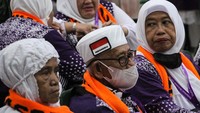 Jemaah Calon Haji (JCH) kelompok terbang (kloter) pertama embarkasi Makassar mendengarkan arahan petugas saat penyambutan di Asrama Haji Sudiang, Makassar, Sulawesi Selatan, Sabtu (11/5/2024). Sebanyak 442 JCH yang tergabung dalam kloter pertama embarkasi Makassar didampingi delapan orang petugas haji daerah dan petugas kloter telah masuk asrama haji setempat yang dijadwalkan akan berangkat ke Arab Saudi pada Minggu (12/5) melalui Bandara Internasional Sultan Hasanuddin. ANTARA FOTO/Arnas Padda.