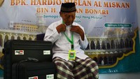 Calon haji Hardjo Mislan alias Miskan mencoba mengalungkan kartu identitas Haji di rumahnya Desa Bedingin, Kecamatan Sambit, Kabupaten Ponorogo, Jawa Timur, Sabtu (11/5/2024). Hardjo Mislan saat ini berusia 110 tahun mendaftar haji pada 18 Februari 2019 merupakan calon haji tertua Indonesia 2024 rencananya berangkat dari Ponorogo pada 14 Mei dengan kloter pertama Embarkasi Surabaya. ANTARA FOTO/Siswowidodo.