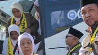 Calon haji kloter pertama asal Kota Mataram tiba di Asrama Haji Embarkasi Lombok, Mataram, NTB, Sabtu (11/5/2024). Sebanyak 385 calon haji dan petugas kloter dan PHD (petugas haji daerah) berjumlah 8 orang asal Kota Mataram masuk ke Asrama Haji Embarkasi Lombok untuk beristirahat sebelum agenda pemberangkatan menuju tanah suci melalui Bandara International Zainuddin Abdul Madjid (BIZAM) pada Minggu (12/5). ANTARA FOTO/Dhimas Budi Pratama.