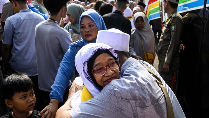 Calon haji berpelukan dengan anggota keluarganya saat pelepasan calon haji di Masjid Al-Adzom, Kota Tangerang, Banten, Sabtu (11/5/2024). Kementerian Agama Kota Tangerang menyebutkan keberangkatan 1.762 calon haji dibagi dalam lima kloter, dimulai dengan kloter pertama pada (11/5) yang akan berangkat menuju Asrama Haji Pondok Gede Jakarta sebelum diberangkatkan menuju Tanah Suci pada Sabtu malam (11/5). ANTARA FOTO/Sulthony Hasanuddin/nz