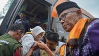 Petugas membantu Jamaah Calon Haji (JCH) lansia saat tiba di Asrama Haji Tabing, Padang, Sumatera Barat, Sabtu (11/5/2024). Embarkasi Padang akan memberangkatkan total 6.592 jamaah calon haji, meliputi 4.806 jamaah Sumbar dan 1.702 jamaah Bengkulu yang terbagi dalam 17 kloter dan diberangkatkan mulai 12 Mei 2024. ANTARA FOTO/Iggoy el Fitra.