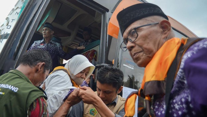 Wajah-wajah Perindu Rumah Allah Calon haji berpelukan dengan anggota keluarganya saat pelepasan calon haji di Masjid Al-Adzom, Kota Tangerang, Banten, Sabtu (11/5/2024). Kementerian Agama Kota Tangerang menyebutkan keberangkatan 1.762 calon haji dibagi dalam lima kloter, dimulai dengan kloter pertama pada (11/5) yang akan berangkat menuju Asrama Haji Pondok Gede Jakarta sebelum diberangkatkan menuju Tanah Suci pada Sabtu malam (11/5). ANTARA FOTO/Sulthony Hasanuddin/nz