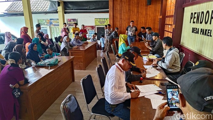 Warga Pekal menerima tali asih dari PT Bumisari.