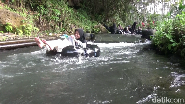 Wisata alam river tubing Tumpak Selo Lumajang