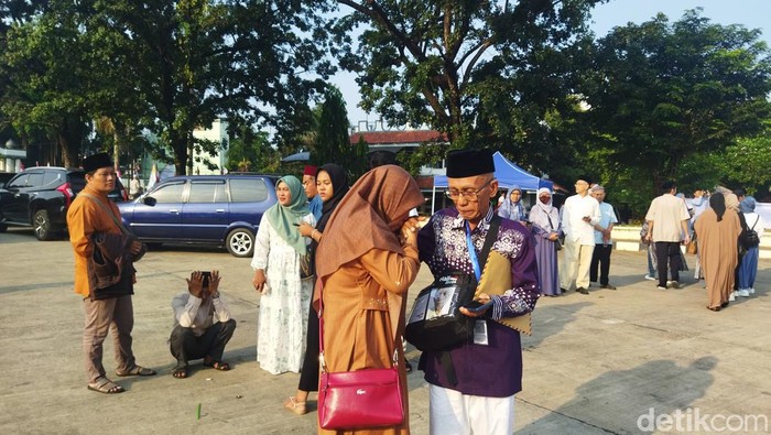 Yayah mengantar kedua orang tuanya ke Asrama Haji Pondok Gede.