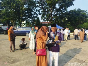 Momen Haru Keluarga Lepas Calon Jemaah di Asrama Haji Pondok Gede Jaktim