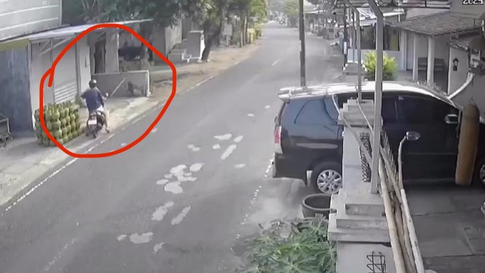 Aksi pelaku pencurian tabung gas terekam kamera pengawas di Durungan, Wates, Kulon Progo, Jumat (10/5/2024).