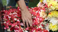 Mereka meminta kepada pemerintah untuk memberikan gelar pahlawan nasional kepada 4 mahasiswa yang gugur pada 12 Mei 1998.