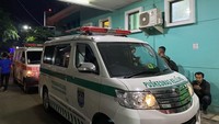 Ambulans Pemkot Depok Mulai Evakuasi Korban Kecelakaan Bus dari RSUD Subang