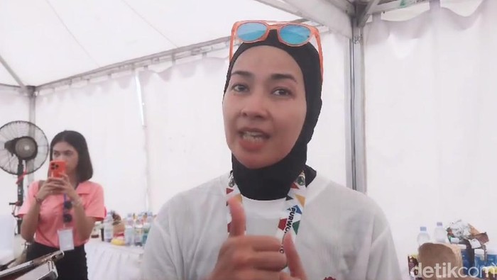 Artis Alya Rohali saat diwawancarai wartawan usai ikut gelaran Purwokerto Half Marathon, Minggu (12/5/2024).