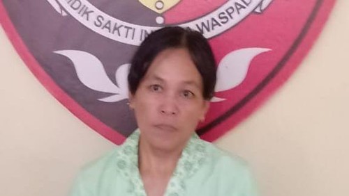 Iin Setyaeni (46), baby sitter di Denpasar ditangkap Polsek Denut akibat mencuri emas milik majikannya.