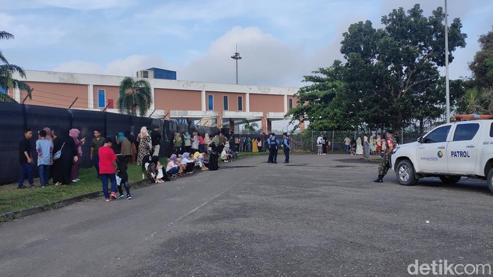 Keluarga dan kerabat yang mengantar calon jemaah haji (CJH) melalui Bandara Sultan Mahmud Badaruddin (SMB) II Palembang merasa kecewa. Mereka tidak bisa melihat detik-detik CJH terbang ke Madinah.