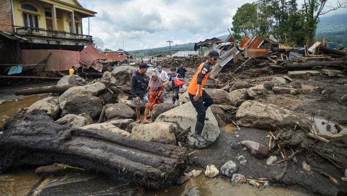 Banjir Lahar Dingin Terjang Sumbar: Analisis Penyebab dan Dampak