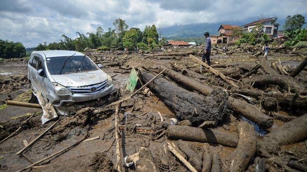 Petugas dibantu warga melakukan evakuasi jenazah korban meninggal pasca banjir bandang di Nagari Bukik Batabuah, Agam, Sumatera Barat, Minggu (12/5/2024). Banjir bandang akibat meluapnya aliran air lahar dingin Gunung Marapi serta hujan deras di daerah itu mengakibatkan 18 tewas, sejumlah rumah rusak dan ratusan warga diungsikan. ANTARA FOTO/Iggoy El Fitra/Lmo/Spt.