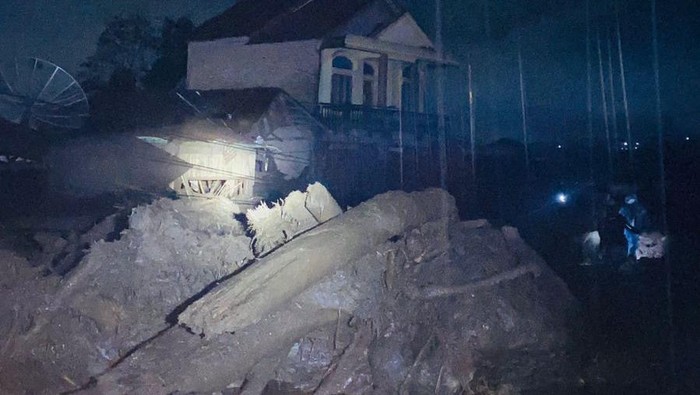 Banjir bandang terjadi di Kabupaten Agam, Sumatra Barat (dok.BNPB)