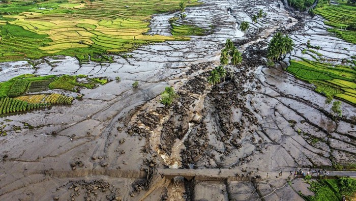 Foto udara kawasan yang terdampak banjir lahar dingin di Limo Kaum, Tanah Datar, Sumatera Barat, Minggu (12/5/2024). Berdasarkan data sementara dari Badan Penanggulangan Bencana Daerah (BPBD) Sumatera Barat, sebanyak 13 orang di Kabupaten Tanah Datar dan Kabupaten Agam meninggal dunia akibat banjir lahar dingin yang terjadi pada Sabtu (11/5) malam. ANTARA FOTO/Adi Prima/Lmo/Spt.