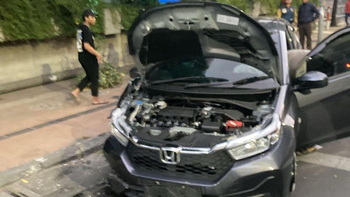 Brio nabrak PJU di Surabaya