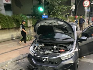 Cewek Mabuk Bawa Brio Tabrak PJU di Panglima Sudirman Surabaya Tak Ber-SIM