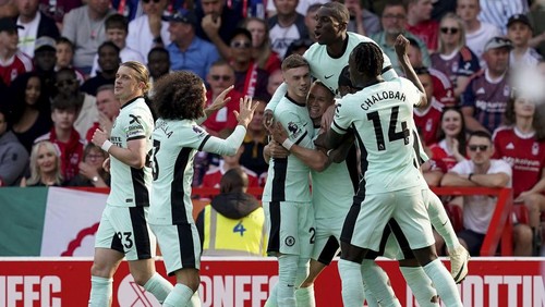 Chelseas Mykhaylo Mudryk, fourth left, is congratulated by his teammates after scoring the opening goal during the English Premier League soccer match between Nottingham Forest and FC Chelsea in Nottingham, England, Saturday, May 11, 2024. (Martin Rickett/PA via AP)