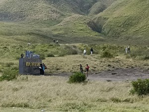Wisatawan Serbu Bukit Teletubbis Bromo Saat Puncak Long Weekend