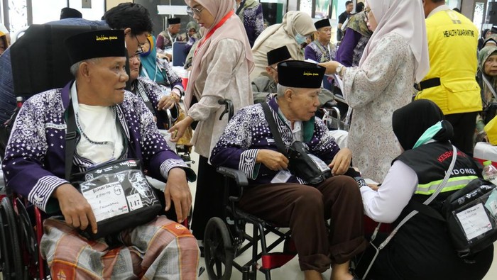 Calon Jemaah Haji (CJH) kloter 2 sudah masuk asrama pada Minggu (12/5/2024) pagi. Jumlahnya mencapai 449 orang. 
Mereka berasal dari Lubuklinggau, Musi Rawas Utara dan Palembang. Dari jumlah itu, 90,6% masuk dalam kategori risiko tinggi (Risti).