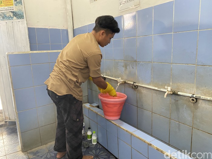 Cecep saat sedang bersihkan toilet masjid