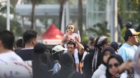 Warga juga membawa sanak keluarga untuk berolahraga.