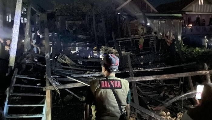 Damkar melakukan pemadaman di Kampung Bajo.