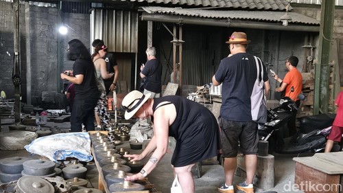 Delegasi IMEX 2024 menyaksikan proses pembuatan gamelan gong di bengkel seni gong tari, di Desa Tihingan, Kecamatan Banjarangkan, Klungkung