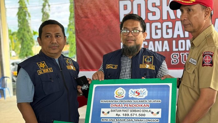 Disdik Sulsel secara simbolis memberikan bantuan paket sembako untuk korban terdampak bencana.